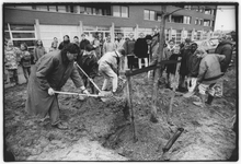 351564 Afbeelding van wethouder Engering en enkele scholieren die bomen planten op de Terschellingkade te Woerden ...